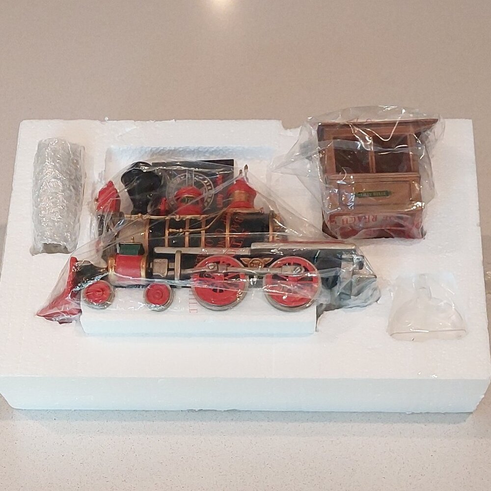Disney Carolwood Pacific Railroad #173 "Lilly Belle" Train & Pocket Watch Set